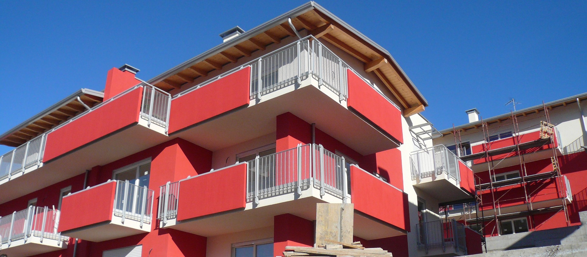 Edificio con ringhiere bianche